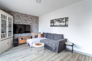 Locatie<br /><br />Dit instapklaar appartement is gelegen op de 9de verdieping in een rustige en groene omgeving, met een vlotte verbinding naar het stadscentrum. Winkels, restaurants en openbaar vervoer bevinden zich in de directe nabijheid. Dankzij de hoge ligging geniet u van een aangenaam open uitzicht en een rustige woonomgeving — ideaal voor wie comfort en bereikbaarheid wil combineren.<br /><br />Beschrijving<br /><br />Het appartement heeft een bewoonbare oppervlakte van ca. 68 m² . De ramen werden ongeveer 5 jaar geleden vernieuwd, wat bijdraagt aan het wooncomfort en de energiezuinigheid.<br /><br />Via de inkomhal bereikt u de verschillende ruimtes van het appartement. De lichte leefruimte geeft rechtstreeks toegang tot het terras van ca. 8 m², waar u in alle rust kan genieten van het uitzicht.<br />De keuken is praktisch ingericht. <br /><br />Verder beschikt het appartement over twee volwaardige slaapkamers. De badkamer is uitgerust met een douche en lavabo. De aansluitingen voor wasmachine bevinden zich ook in de badkamer. Het toilet is apart.<br /><br />Daarnaast is er de mogelijkheid om een autostaanplaats aan te kopen. Zowel het appartement als de staanplaats worden momenteel verhuurd, wat dit pand ook interessant maakt als investeringsopportuniteit.<br /><br />Belangrijkste troeven<br />- Geen inkijk<br />- Nabij invalswegen<br />- Verhuurd <br /><br />Verplichte vermelding<br />- EPC 171 kWh/(m² jaar)<br />- P-score: D<br />- G-score: D<br />- Wg – Vg- Gvv – Gvkr – Gmo