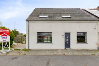 Ontdek deze instapklare woning aan de Stationsstraat 72 in Jabbeke – de perfecte plek voor wie op zoek is naar comfort, ruimte en een centrale ligging. Deze charmante gezinswoning met drie slaapkamers biedt alles wat u nodig heeft om meteen te genieten van een warme thuis.<p><br /></p><p><span>De ruime en lichtrijke leefruimte vormt het hart van de woning, ideaal voor gezellige avonden met familie of vrienden. De volledig uitgeruste keuken biedt alle moderne comfort en sluit naadloos aan op de leefruimte, waardoor koken en samenzijn hand in hand gaan. De woning beschikt verder over een praktische badkamer en twee aparte toiletten voor extra gebruiksgemak.</span></p><p><br /></p><p><span>Buiten is het puur genieten: de uitgestrekte tuin van maar liefst ±1.000 m² biedt tal van mogelijkheden – van ontspannen in de zon tot het creëren van een moestuin of speelruimte voor de kinderen.</span></p><p><br /></p><p><span>Dankzij de gunstige ligging nabij winkels, scholen en openbaar vervoer is dit de ideale starterswoning of een interessante opbrengsteigendom met groeipotentieel.</span></p><p><br /></p><p><span>Laat deze kans niet aan u voorbijgaan en plan vandaag nog uw bezoek!</span></p><p><span>Contacteer ons voor meer informatie of een bezichtiging.</span></p>