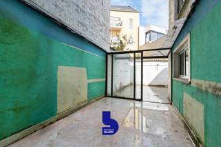 Deze karaktervolle herenwoning, opgedeeld in drie vergunde appartementen, vormt een uitstekende investeringsopportuniteit op een toplocatie nabij...