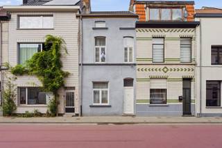 Deze ruime gezinswoning bevindt zich op een gunstige locatie in Gent. Met vier slaapkamers en een gezellige stadskoer biedt de woning alles voor comfortabel wonen. Dankzij de ligging op wandelafstand van station Gent-Dampoort, winkels en horecazaken, en op fietsafstand van het centrum, geniet u van een vlotte bereikbaarheid en een aangename woonomgeving.<br /><br />De woning is als volgt ingedeeld: een inkomhal, een lichtrijke woonkamer met eethoek, een geïnstalleerde keuken, een gastentoilet met berging en een gezellige stadskoer. Op de eerste verdieping bevinden zich twee ruime slaapkamers. De tweede verdieping beschikt opnieuw over twee slaapkamers.<br /><br />De woning werd in 2017 gerenoveerd en is instapklaar. Met een EPC-label C, een conforme elektrische installatie en centrale verwarming op gas biedt de woning een comfortabel en praktisch woonniveau.<br /><strong>Troeven</strong>
<ul>
<li>Vier slaapkamers</li>
<li>Gezellige stadskoer</li>
<li>Gerenoveerd in 2017</li>
<li>Instapklaar</li>
<li>EPC-label C</li>
<li>Op wandelafstand van Gent-Dampoort</li>
<li>Op fietsafstand van het centrum van Gent</li>
</ul>
Heeft u interesse in deze woning? Neem dan contact met ons op via 0484 14 96 86 of info@oko.immo.