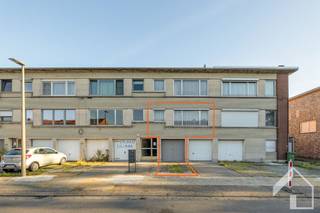 <p><span>Te renoveren/op te frissen appartement met 2 slaapkamers, garage, extra ruimte en privétuin in Ekeren</span></p><p><span>Dit appartement biedt heel wat mogelijkheden voor wie op zoek is naar een woning die naar eigen smaak kan worden opgefrist of gerenoveerd. Het bevindt zich in een kleinschalig en goed onderhouden gebouw, op een vlot bereikbare locatie in Ekeren. Dankzij de nabijheid van het station, openbaar vervoer, winkels en andere dagelijkse voorzieningen geniet u hier van een praktische ligging met een goede verbinding naar Antwerpen en omliggende gemeenten.</span></p><p><span>Het appartement zelf bevindt zich op de eerste verdieping, bereikbaar met de trap. Via de inkomhal, die toegang geeft tot de verschillende ruimtes van het appartement, komt u terecht in de ruime en lichtrijke leefruimte. Aansluitend bevindt zich de keuken, die relatief eenvoudig kan worden omgevormd tot een open keuken met een rechtstreekse verbinding met de leefruimte. Zo creëert u een modern en open geheel, volledig naar eigen smaak. </span></p><p><span>Verder beschikt het appartement over twee slaapkamers van circa 14 m² en 10 m². De tweede slaapkamer biedt toegang tot een bijkomende, kleine overdekte ruimte. </span></p><p><span>De badkamer is uitgerust met een bad, wastafel en toilet. Ook de recent vernieuwde condensatieketel bevindt zich hier.</span></p><p><span>Een bijzondere troef is de gelijkvloerse verdieping. Hier beschikt u over een garage met een oprit voor één wagen. Achteraan bevindt zich bovendien een extra ruimte die perfect kan dienen als atelier, bureau, hobbyruimte of berging. Deze ruimte geeft rechtstreeks toegang tot de privétuin, waar u in alle rust van het buitenleven kunt genieten.</span></p><p><span>Het appartement wordt verwarmd op gas via radiatoren en beschikt over aparte meters voor water, gas en elektriciteit. Met een EPC-label C en een energiescore van 205 kWh/m² per jaar vormt ook het energieverbruik een interessante troef.</span></p><p><span>Een appartement met tal van mogelijkheden, een garage, extra polyvalente ruimte en een privétuin. Ideaal voor wie graag de handen uit de mouwen steekt en een eigendom volledig naar eigen wensen wil inrichten.</span></p><p><span> </span></p><p><span>Plan je graag een bezoek? 0492/39.16.32 (Jelle) | info@immomk.be - ook voor een correcte waardebepaling kan u bij ons terecht.</span><span> </span></p><p><span> </span></p>
