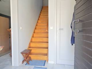 Deze ruime woning met inpandige garage bevindt zich in het centrum van Ruiselede op wandelafstand van bakkers, slagers, supermarkt en scholen. Door zijn centrale ligging is een goede mobiliteit gegarandeerd. Achteraan de woning is een ruime zuidgerichte tuin met terras en open begruimte.<br /><br />Indeling:<br />Glv: Inkomhal - gastentoilet - lichtrijke woonkamer met decentrale houtkachel - keuken voorzien van koelkast, heteluchtoven, inductiekookplaat, dampkap en dubbele spoelbak - berging.<br /><br />1e V: nachthal - 3 slaapkamers - badkamer met bad, toilet en lavabo - technische ruimte met aansluiting wasmachine en droogkast.<br /><br />2e V: zolder.<br /><br />Algemeen:<br />- EPC 177 - label B<br />- Bewoonbare oppervlakte van 205 m²<br />- Zonneboiler aanwezig<br />- Houten ramen - dubbel glas<br />- Boven en beneden zijn lichtarmaturen voorzien<br />- Mogelijkheid tot overname van gordijnen en kleerkast op slaapkamer<br />- Vrij vanaf 01/11/2026<br /><br />Huurprijs: € 850/maand.