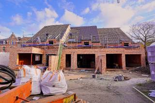 <span>Wij gaan drie nieuwbouwwoningen met zuidgeoriënteerde tuinen realiseren in het centrum van Bornem telkens met inpandige garage. De woningen hebben mooie oppervlaktes variërend tussen 226m² en 240m² en worden afgewerkt met kwaliteitsvolle materialen, die u zelf kan bepalen.</span><br /> <br /><span>Deze woning heeft een bewoonbare oppervlakte van 226m² en is op het gelijkvloers voorzien van een inkomhal, inpandige garage, gastentoilet, ruime berging, traphal, zitplaats en eetplaats met open keuken, die uitzicht geeft op de zuidgeoriënteerde tuin met terras. Op de verdieping bevinden zich drie slaapkamers, waarvan één met een ruime dressing, een badkamer met ligbad, douche en dubbele wastafel, en een homeoffice. De zolderruimte, die bereikbaar is via de vaste trap in de nachthal heeft een oppervlakte van 28m² en biedt nog tal van mogelijkheden.</span><br /><br /><span>Interesse? Contacteer ons op 052/41.41.94 of info@rosiersderidder.be</span><br /><br />Referentie: 5316