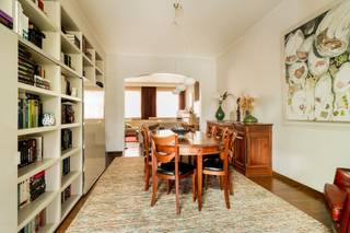 <p><span>Deze charmante, karaktervolle woning zit vol sfeervolle elementen en verrast door haar royale ruimte en uitzonderlijk goede staat van onderhoud, waardoor ze volledig instapklaar is.</span></p><p><span>Bij het binnenkomen word je meteen verwelkomd door een prachtige authentieke vloer, een echte blikvanger die meteen de warme ziel van deze woning onthult. De hoge plafonds en grote raampartijen laten het natuurlijke licht overvloedig binnenstromen, wat zorgt voor een luchtig en ruimtelijk gevoel in elke kamer.</span></p><p><span>Op het gelijkvloers kom je binnen in een ruime inkomhal. Aansluitend vind je een praktische berging die dienst doet als wasplaats. De leefruimte bestaat uit een gezellige zithoek, een uitnodigende eetplaats en een open leefkeuken met extra eetruimte en een ingebouwde bureelhoek. De kwalitatieve, perfect onderhouden keuken biedt een heerlijk zicht op de tuin, waardoor koken een bijzonder aangename ervaring wordt.</span></p><p><span>Op de 1e verdieping bevinden zich een royale master bedroom met dressing, een handige berging, een tweede slaapkamer en een verzorgde badkamer uitgerust met zowel douche als ligbad.</span></p><p><span>De volledig ingerichte 2de verdieping biedt nog eens 3 extra slaapkamers en een 2de badkamer ideaal voor een groot gezin, gasten of hobbyruimtes.</span></p><p><span>De gezellige stadstuin met terras vormt een knusse plek om heerlijk tot rust te komen. Daarnaast is er de mogelijkheid om een garagebox in de buurt te huren, wat extra comfort biedt voor het parkeren van een wagen of het stallen van fietsen.</span></p><p><span>De rustige ligging vlak bij het centrum, gecombineerd met de authentieke materialen en het unieke karakter van deze woning met een ziel, maken dit een buitenkans die je niet wil missen.</span></p>