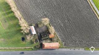 Langs de Kaaskerkestraat, op een perceel van 3.430 m², vindt u deze hoeve met meerdere bijgebouwen en een aanpalend stuk landbouwgrond of weide. De ligging biedt een goede bereikbaarheid naar Diksmuide, Nieuwpoort (de Kust) en Veurne, terwijl u toch geniet van een rustige, groene omgeving.<br /><br />Het grote voordeel? De huidige hoeve mag gesloopt en heropgebouwd worden, mits naleving van een achteruitbouwstrook van 10 meter en de geldende zonevreemde regelgeving. Dit biedt een unieke kans om uw droomwoning te realiseren met prachtige landbouwvergezichten.<br /><br />Alle nutsvoorzieningen zoals stadswater, aardgas, elektriciteit en regenwater zijn reeds aanwezig.<br /><br />Extra troef: Er is de mogelijkheid om bijkomend 2,3 ha extra weide of landbouwgrond aan te kopen.<br /><br />Bent u op zoek naar een project met eindeloze mogelijkheden? Contacteer ons voor meer informatie of een bezichtiging!