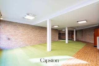 Deze centraal gelegen woning met handelsruimte bevindt zich in het hart van Lokeren en is zeer vlot bereikbaar en met tal van mogelijkheden!Op het...