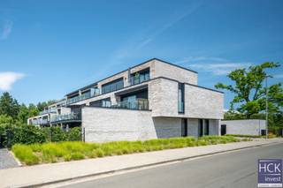 De liggingDeze luxueuze penthouse is gelegen op de tweede verdieping van residentie "Kruisem 47", nabij het centrum van Kruishoutem en midden in een...