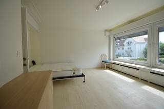 <strong>Res. Regina</strong><br /><br />Prachtige gerenoveerde studio te huur in Knokke-Zoute op de eerste verdieping van De Wielingen 1, 8300 Knokke-Zoute. <br />Kenmerken:<br />Gelegen op de eerste verdieping met een fantastisch uitzicht.Ruim en goed verlicht interieur voor een comfortabele leefomgeving.<br />Volledig uitgeruste keuken. Prachtige badkamer met alle voorzieningen, met toilet. Het appartement geniet van een privatieve kelderruimte in het gebouw.<br /><br /><strong>Beschikbaar vanaf 15/12/2026!</strong><br /><br /><u><strong>Huurvoorwaarden:</strong></u>
<ul>
<li>Forfait algemene kosten €50</li>
<li>Beschikbaar voor hoofdverblijf en tweedeverblijf</li>
<li>Tweedeverblijftaks ten laste van de huurder</li>
<li>Enkel privatieve verhuur, niet mogelijk via vennootschap</li>
<li>3 maand huurwaarborg</li>
<li>Kost plaatsbeschrijving 50/50</li>
<li>Nutsvoorzieningen op naam van de huurder</li>
<li>Huurdersverzekering verplicht</li>
</ul>
<br />Ref. OGA721C