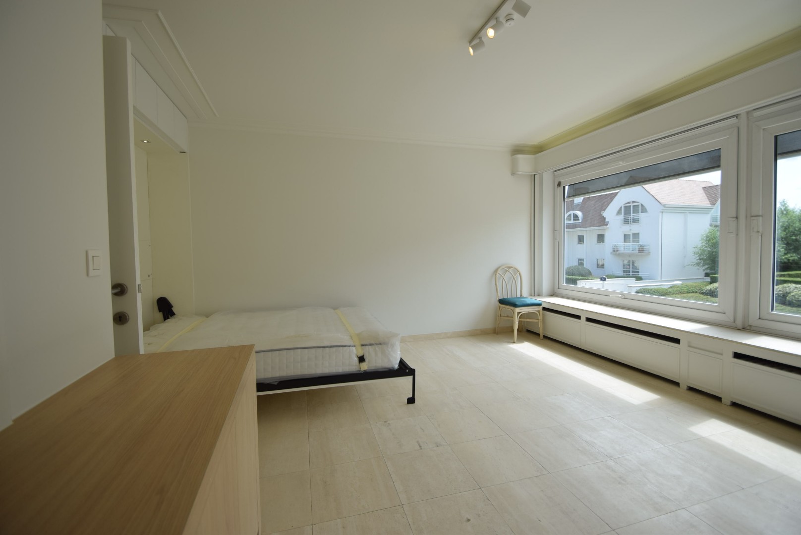Prachtige gerenoveerde studio te huur in Knokke-Zoute op de eerste verdieping van De Wielingen 1, 8300 Knokke-Zoute. - photo 2