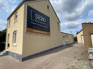 Gerenoveerde instapklare woning met ruim terras en garage – Rustige ligging vlakbij centrum Sint-Truiden Bent u op zoek naar een charmante,...