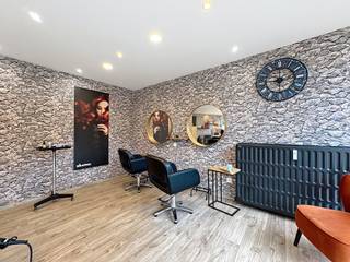 Casalina Real Estate offers for sale this commercial space currently rented and operated as a hair salon, with a net surface of 118 m² and a 30...