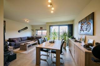 <strong>Rustig gelegen duplex appartement in het centrum van Zolder met 2 slaapkamers</strong>. Super rustig gelegen en toch op wandelafstand van het centrum. De duplex heeft een goede lichtinval en 2 terrassen waarvan ééntje op het zuiden. Twee ondergrondse staanplaatsen en een kelderberging zitten inbegrepen in de prijs. Gelegen op de 2de en 3de verdieping. Het appartementsgebouw is van 2016.<br /><br />Een goed geïsoleerde buitenkant en een goede technische installatie binnenin verzekeren je een laag verbruik en dus energiezuinig wonen met label B. Ideaal om te investeren gezien de goede huidige huurder of voor zelfbewoning. Deze duplex heeft een bewoonbare oppervlakte van 104m².<br /><br /><span>De indeling van<strong> het ruime duplex appartement (appartement 10)</strong> is als volgt</span>:<br />Inkomhal met aan de ene kant toegang tot de eetruimte en de zitruimte en aan de andere kant de uitgeruste keuken met ontbijthoek . Tevens is er een aparte WC en een wasberging. Aan beide zijden is er een terras aan keuken en zitruimte samen goed voor een oppervlakte van 11m². De centrale trap gaat de bovenverdieping met 2 slaapkamers. De hoofdslaapkamer heeft toegang tot de badkamer met douche en dubbele lavabo. De 2de slaapkamer heeft ook nog een extra berging voorzien van de verwarmingsketel. <br /><br /><strong>Twee ondergrondse parkeerplaatsen achter elkaar (nr 17 en 18) en een zeer ruime kelderberging (nr. 4)</strong> voorzien en inbegrepen in de prijs.<br /><br />De verwarming gebeurt met een condenserende ketel op aardgas. Lift aanwezig.<br /><br />Wil je investering in een mooi afgewerkt appartement om te verhuren of zelf in te wonen? Neem dan snel contact op 011 39 90 50 voor meer info.<br /><br />Wij ontzorgen je ook voor de <strong>verkoop </strong>van je <strong>huidige woning</strong>! Voor meer uitleg helpen we je graag verder.