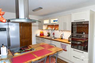 <p><strong>Welkom in de Dalstraat te Opglabbeek, waar deze charmante open woning uit 1995 u verwelkomt met een mooie combinatie van ruimte, comfort en rust.<br />Gelegen in een rustige doodlopende straat, geniet u hier van een aangename woonomgeving met lokale voorzieningen, natuur en recreatiemogelijkheden binnen handbereik.<br /><br />De woning biedt een praktische indeling met een gezellige leefruimte bestaande uit zit- en eetplaats, een keuken met zicht op de tuin en een handige berging/wasplaats. Verder beschikt de woning over drie slaapkamers, waarvan één op het gelijkvloers, twee toiletten, een badkamer en een extra bergruimte op de verdieping.<br /><br />Met een bewoonbare oppervlakte van 156 m² en een perceel van 492 m² is er voldoende ruimte voor het hele gezin.<br />De inpandige garage, carport en kelder zorgen bovendien voor extra comfort en heel wat bergruimte.<br />Buiten geniet u van een aangename achtertuin met tuinhuis.<br /><br />Ook technisch is de woning mooi in orde: asbestvrij, conforme elektriciteit en voorzien van een recente condenserende gasketel. Het EPC bedraagt 367 kWh/m² per jaar (label D).<br /><br />Een verzorgde gezinswoning met veel potentieel, op een rustige en gegeerde locatie in Oudsbergen.<br />Contacteer Baykal 0497/523595. voor meer informatie of een bezichtiging.</strong></p>