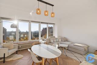 Zeer centraal gelegen in 2018, vind je dit zonovergoten penthouse appartement met 2, mogelijks 3, slaapkamers.Het levendige Groenkwartier met tal van...