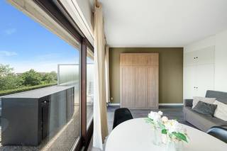 Deze instapklare studio is goed en rustig gelegen in Res. Laguna Beach op 800m van de Zeedijk.Indeling: Hall, lichtrijke leefruimte met open en...