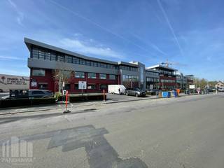 Stijlvolle en veelzijdige kantoorruimte met een totale oppervlakte van <strong>250 m²</strong> beschikbaar voor verhuur. Deze aantrekkelijke ruimte bevindt zich op een toplocatie, met vlotte verbinding naar de E40. Met slechts één minuut rijden bereikt u afrit 14 Sint-Denijs-Westrem. Ook met het openbaar vervoer is deze locatie makkelijk bereikbaar.<br /><br />De kantoorruimte bevindt zich op de <strong>eerste verdieping</strong> en is functioneel ingedeeld in<strong> diverse zones</strong>. U vindt er een onthaalruimte, een ruime open werkplek, een moderne vergaderzaal en een eetruimte. Deze flexibele indeling biedt tal van mogelijkheden, ongeacht of u een ruimte zoekt voor een groot team of voor meer individuele werkplekken. Het kantoor is voorzien van moderne en comfortabele faciliteiten, ontworpen om zowel functionaliteit als esthetiek te waarborgen. <strong>Grote raampartijen</strong> zorgen voor een aangename werkomgeving dankzij de overvloed aan natuurlijk licht.<br />Daarnaast zijn er ruime parkeermogelijkheden bij het gebouw. Deze kantoorruimte is volledig instapklaar en direct beschikbaar. Andere oppervlaktes mogelijk. <br /><br />Heeft u interesse? Neem dan vandaag nog contact op met <strong>PANORAMA B2B GENT KANTOREN</strong>. Wij staan klaar om u meer technische informatie te verschaffen, gedetailleerde plannen te delen of een vrijblijvend plaatsbezoek in te plannen. Bel ons via <strong>0477 44 39 30</strong>.