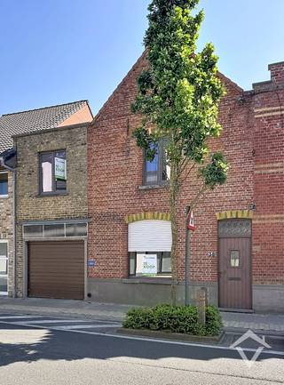 Deze woning is gelegen in het centrum van Eernegem en bestaat uit: inkomhal - living - keuken - berging - wasplaats - terras - tuin - grote garage - nachthal - 3 slaapkamers - geïsoleerde zolder - 2 tuinbergingen. <br /><br />Een woning met veel mogelijkheden.