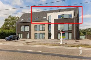<p><span>Dit prachtige appartement, gebouwd in 2011, combineert comfort, ruimte en een uitstekende ligging. Met een bewoonbare oppervlakte van 108 m² biedt deze eigendom alles wat u zoekt voor aangenaam en modern wonen.</span></p><p><span>Bij het betreden van het appartement komt u terecht in een lichtrijke leefruimte die naadloos overgaat in de open keuken. Deze is volledig uitgerust met alle hedendaags comfort en beschikt over voldoende kastruimte.</span></p><p><span>Het appartement telt drie volwaardige slaapkamers, perfect voor een gezin, thuiswerk of hobbyruimte. De badkamer is stijlvol ingericht met een moderne douche en wastafel. Bovendien zijn de leidingen reeds voorzien voor de plaatsing van een ligbad, waardoor u de ruimte eenvoudig naar eigen wens kan aanpassen.</span></p><p><span>Extra praktisch is de aparte bergruimte met aansluiting voor wasmachine en droogkast. Buiten geniet u van een uitzonderlijk ruim en zonnig terras een echte troef waar het heerlijk vertoeven is.</span></p><p><span>Verder is het appartement uitgerust met een videofoon en beschikt u achteraan het perceel over een privatieve garagebox met elektrische poort. </span></p><p><span>Tevens zijn er vooraan alsook achteraan nog extra auto staanplaatsen voorzien voor de bewoners en/of bezoekers. </span></p><p><span>De ligging is ideaal: nabij het centrum van Herselt en op een boogscheut van Aarschot. Winkels, scholen en andere voorzieningen bevinden zich op korte afstand, wat dit appartement bijzonder aantrekkelijk maakt voor wie centraal en toch rustig wil wonen.</span></p><p><span>Kortom, een instapklaar appartement met ruimte, licht en alle moderne voorzieningen aanwezig! </span></p><p><span> </span></p><p><span>Interesse? Neem vandaag nog contact op voor een bezichtiging en laat u verrassen door de charme en het comfort van dit uniek appartement! <br />Vraag je bezoek aan via 016 15 31 15 of info@immolivit.be! </span></p>