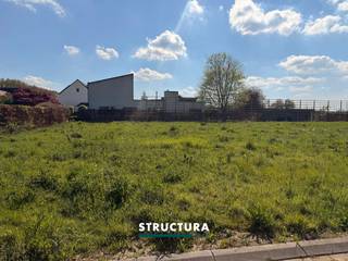 In een nieuwe verkaveling te Imde (Wolvertem) wordt dit mooi zuidgericht perceel van 5a84ca aangeboden in combinatie met een te bouwen vrijstaande woning via ontwikkelaar Verelst.De bouwgrond (LOT 8) is gelegen in een doodlopende straat, omgeven door groen en geniet van een uitzonderlijk rustige ligging – ideaal voor wie op zoek is naar privacy en een aangename woonomgeving.Dankzij de zuidoriëntatie profiteert u optimaal van natuurlijk licht en een zonnige tuin.Bouwgrond + woningHet perceel wordt aangeboden samen met een nieuw te bouwen woning door Verelst. Het voorgestelde ontwerp vormt de basis van het project en biedt een mooie combinatie van hedendaags wooncomfort en een rustige, groene ligging.Belangrijk: volgens de geldende voorschriften dient minstens één garage en/of carport voorzien te worden. Aangezien deze nog aan het huidige woningontwerp dient te worden toegevoegd, kan de uiteindelijke prijs van de te bouwen woning nog variëren in functie van deze aanpassing en de definitieve uitvoering.Belangrijkste bouwvoorschriften:- Open bebouwing- Bouwdiepte: max. 15 m (gelijkvloers) en 12 m (verdieping)- Bouwbreedte: max. 10,25 m- Kroonlijsthoogte: max. 6,30 m- Vrije dakvorm (plat of hellend dak mogelijk)- Minstens 1 garage te voorzien- Bestuursmaatregelen in het maatregelenregister: neePraktisch:- De vermelde prijs omvat de grond (€312.000) en de nieuw te bouwen woning samen, exclusief btw, registratierechten, ereloon architect, opmetings- en verkavelingskosten (€1.600 incl btw), aktekosten (€400 incl. btw), ...- Verkoop van de bouwgrond in combinatie met een te bouwen woning via Verelst- De vermelde bouwprijs kan nog wijzigen door de verplichte toevoeging van een garage aan het ontwerpEen mooie opportuniteit voor wie zonder zelf een volledig bouwtraject van nul te moeten uitwerken een nieuwe vrijstaande woning wil realiseren op een rustige topligging in het landelijke Imde, met een vlotte verbinding naar de omliggende gemeenten.Meer informatie over het perceel, het woningontwerp en de bouwmogelijkheden? Contacteer ons via 02 460 80 46 of info@structura.be.