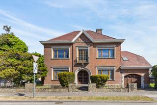 Ontdek deze statige en bijzonder ruime burgerwoning aan de rand van Brugge. Een unieke woning vol karakter en authentieke charme. De klassieke houten vloeren, hoge plafonds, een ingebouwde speksteenkachel en klassieke houten trap ademen geschiedenis en geven het pand een warme uitstraling vol geschiedenis.<br /><br />Met vier volwaardige slaapkamers, een aparte bureauruimte, twee badkamers en een royale leefruimte biedt deze woning alle ruimte voor wie op zoek is naar comfort en veelzijdigheid. Daarnaast beschikt de woning een praktische tuin. <br /><br />Met twee grote inpandige garages, waarvan voor één de benaming magazijn beter past, beschikt deze eigendom over parkeerplaats voor meerdere wagens of extra stockage mogelijkheden, alsook in de kelder of op de ruime zolder.<br /><br />Hoewel de woning renovatie vereist (EPC-label F), vormt dit een unieke kans om deze karaktervolle villa naar eigen smaak en moderne standaarden te transformeren. De elektriciteit is niet conform en het asbestattest wijst op de aanwezigheid van asbest — maar met de juiste ingrepen bouwt u hier aan een toekomstgerichte thuis met een ziel en veel karakter.<br /><br />Alle relevante documenten, waaronder het elektriciteitsverslag, asbestattest en EPC, zijn te downloaden via de website van Altro Vastgoed.<br /><br />Bent u op zoek naar een ruime, charmante woning met potentieel op een bereikbare locatie in Brugge? Dan is dit het ideale renovatieproject voor u.