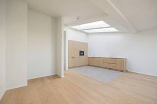 <p>A prime location, an interior you’ll fall in love with, and a private garden of 100 m²? Welcome to Markgravelei 121!</p><p>On one of Antwerp’s most sought-after avenues, you’ll discover this exceptionally spacious 154 m² apartment, where absolutely everything has been renovated. A state-of-the-art renovation with an eye for design, high-quality materials, and contemporary living comfort. Think warm hardwood floors, a stylish custom kitchen with built-in appliances, two luxurious bathrooms, and large aluminum windows that bring the greenery inside.</p><p>- Prime location on the prestigious Markgravelei<br />- Private city garden spanning no less than 100 m²<br />- 2 spacious bedrooms and 2 bathrooms<br />- Bicycle storage<br />- EPC rating: A</p><p>The spacious living area immediately impresses with its sense of space and abundance of natural light. The living room, dining area, and open custom kitchen flow seamlessly into one another. The large sliding windows connect the space to the terrace and the backyard. And what a backyard! A whopping 100 m² of private green space, featuring a beautiful mature tree as the centerpiece. Long summer evenings, lavish dinners, or simply enjoying the peace and quiet: here, the outdoor lifestyle comes as a bonus.</p><p>The rest of the apartment is equally impressive. Two full-sized bedrooms, two stylishly finished bathrooms with walk-in showers, and a well-thought-out layout offer every comfort. A separate utility room, guest bathroom, and basement round out the picture. Everything has been renovated, tastefully coordinated, and—thanks to its EPC A rating—is fully prepared for the future.</p><p>And then there’s the location! The Markgravelei combines upscale residential living with the best of Antwerp right at your fingertips. From the cozy coffee bars and restaurants around the Markgrave neighborhood to the vibrant atmosphere of ‘t Zuid, the KMSKA, and the green walking paths of the Hof van Leysen. Here, you can enjoy a peaceful home base without missing out on any of city life.</p><p>154 m² of luxury, a 100 m² garden, and a prime location. Some combinations speak for themselves.</p><p>Don’t let this once-in-a-lifetime opportunity pass you by! Discover it for yourself and schedule your visit at www.sinjoor.be or 03 283 05 00.</p>