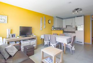 Dit appartement heeft zo veel troeven! Laat ons beginnen bij het grootste vastgoedcliché; de locatie, het belangrijkste aspect bij de aankoop van een...