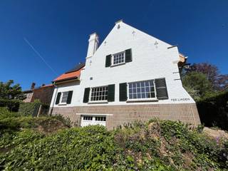 Karaktervolle villa met rondom een oase van groen op toplocatie in Sterrebeek. Deze instapklare villa met vijf slaapkamers werd recent grondig...