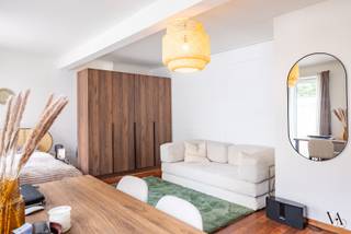 Deze verzorgde studentenwoning is ideaal gelegen op wandelafstand van verschillende faculteiten in Leuven, in het hart van een bruisende studentenstad. Het pand omvat acht studentenkamers en werd doorheen de jaren goed onderhouden en vernieuwd, waardoor het zich vandaag in verzorgde staat bevindt. Alle kamers werden recent nog volledig opnieuw bemeubeld.<br /><br />Op het gelijkvloers bevinden zich drie studentenkamers, elk voorzien van een volledig private badkamer (douche, lavabo en toilet). Twee van deze kamers hebben bovendien rechtstreeks toegang tot het achterliggende terras. Op deze verdieping is er eveneens een gemeenschappelijke keuken en woonkamer aanwezig, evenals een apart toilet.<br /><br />Op de tussenverdieping bevindt zich een vierde kamer, eveneens uitgerust met een volledig eigen badkamer. De eerste verdieping telt twee kamers met elk een eigen douche en lavabo.<br /><br />Op de tweede verdieping bevinden zich nog twee kamers met een mezzanine en een eigen douche en lavabo. Voor deze kamers is er een gemeenschappelijk toilet op de gang.<br /><br />Daarnaast beschikt het pand ook over een kelder, wat extra praktische bergruimte biedt.<br /><br />Dankzij de uitstekende ligging in Leuven, de vernieuwde staat, praktische indeling en de aanwezigheid van een conformiteitsattest vormt dit pand een bijzonder interessante investering met een aantrekkelijk rendement in een stabiele studentenverhuurmarkt.<br /><br />Contacteer ons voor meer informatie of een bezoek ter plaatse.