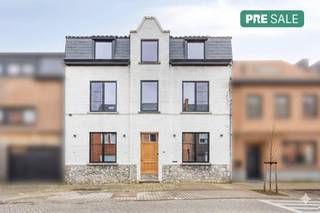 De woning dateert van 1933 maar werd in 2023 - 2024 volledig gerenoveerd. Tijdens de renovatiewerken werd er overal gekozen voor...