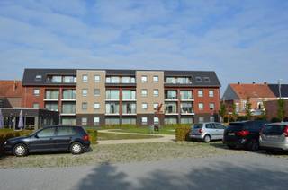 Gelegen op 2de verdieping bevindt zich deze serviceflat die uitermate toegankelijk is voor zowel senioren, andersvaliden en voorzien van alle...