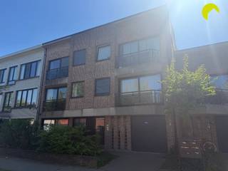 In Berchem bevindt zich dit goed onderhouden appartement met twee slaapkamers op de eerste verdieping van een verzorgd gebouw. Met een...
