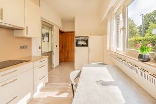 <p>Op zoek naar een halfopen bebouwing met 3 slaapkamers en een ruime garage voor 3 wagens , gelegen in een rustige buurt? Dan is deze woning absoluut een bezoek waard! Bij het betreden van de woning komt u in de inkomhal met gastentoilet. Van hieruit bereikt u de ruime en lichtrijke woonkamer, waar de grote raampartijen zorgen voor een overvloed aan natuurlijk licht. De elektrische haard creëert er bovendien een warme en gezellige sfeer. Aansluitend bevindt zich de vernieuwde keuken, die alle comfort biedt voor dagelijks gebruik. Via de keuken heeft u toegang tot de veranda, die een mooi verlengstuk vormt van de woning en uitkijkt op de aangelegde tuin met een gunstige zuidwest gerichte oriëntatie, ideaal om volop te genieten van zonnige dagen. Daarnaast beschikt de woning over een praktische tuinhuis/bergruimte en een uitzonderlijk grote garage met plaats voor drie wagens &amp; extra opslagruimte voor bijvoorbeeld fietsen, motors,... Op de eerste verdieping bevinden zich drie volwaardige slaapkamers en een badkamer uitgerust met een douche in bad. Alle ramen zijn voorzien van rolluiken. Kortom, een comfortabele en goed onderhouden woning met veel troeven, perfect voor wie rustig en aangenaam wil wonen. De woning is uiterlijk 1 december 2026 beschikbaar. Stedenbouwkundige info: Vg - Wg - Gmo - Gvkr - Gvv Meer info en documenten op www.malines-group.be</p>
