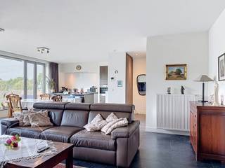 <p><strong>AANGENAAM 2-SLAAPKAMERAPPARTEMENT met OVERDEKT TERRAS – CENTRUM KAPELLEN</strong></p>
<p><br />Op zoek naar een aangenaam appartement met twee slaapkamers, een zonnig terras en een groen uitzicht? Dit appartement in het centrum van Kapellen heeft heel wat troeven! Het zuidwestelijk georiënteerde, overdekte terras van 8,5 m² laat u zowel in de zomer als in de winter genieten van het buitenleven. Bovendien bevinden winkels, openbaar vervoer en andere voorzieningen zich binnen handbereik. Een fijne plek om thuis te komen!</p>
<p><strong><br />Wat maakt dit appartement zo aantrekkelijk?</strong></p>
<p><strong>Inkomhal </strong>met vestiairekast.</p>
<p>Ruime en lichtrijke <strong>woonkamer </strong>met aansluitend een volledig <strong>ingerichte open keuken</strong>. Deze beschikt over voldoende opbergruimte en is uitgerust met een vaatwasser, elektrisch fornuis, dampkap, oven, koelkast en diepvries.</p>
<p>Zuidwestelijk georiënteerd, <strong>overdekt terras </strong>van 8,5 m² met een weids uitzicht, waar u het hele jaar door van kunt genieten.</p>
<p><strong>Twee </strong>volwaardige <strong>slaapkamers</strong>, bereikbaar via de nachthal.</p>
<p><strong>Badkamer </strong>met lavabo in meubel, ligbad en ruime inloopdouche.</p>
<p>Praktische <strong>berging </strong>met de cv-ketel en aansluiting voor uw wasmachine.</p>
<p>Stijlvolle vloer doorheen het volledige appartement, die zorgt voor een harmonieus geheel en een ruimtelijk gevoel.</p>
<p><strong>Fietsenstalplaats </strong>in openlucht achter het gebouw.</p>
<p><strong><br />Kortom:</strong></p>
<p>Een tof en praktisch ingedeeld appartement met twee slaapkamers, een aangenaam terras, een open en ongehinderd uitzicht, pal in het centrum van Kapellen.</p>
<p>Nog niet overtuigd? Kom de sfeer ter plaatse opsnuiven en ontdek zelf wat dit appartement te bieden heeft. Misschien bent u wel meteen verkocht!</p>
<p><br />Algemene onkosten op basis van laatste jaarafrekening: <strong>€85/maand</strong>.<br />EPC: <strong>102kWh/jaar</strong> ... doemme toch, net geen A ;-)<br /><br />De foto's zonder meubels, zijn van een identiek appartement op een lagere verdieping.</p>
<p></p>
<p></p>