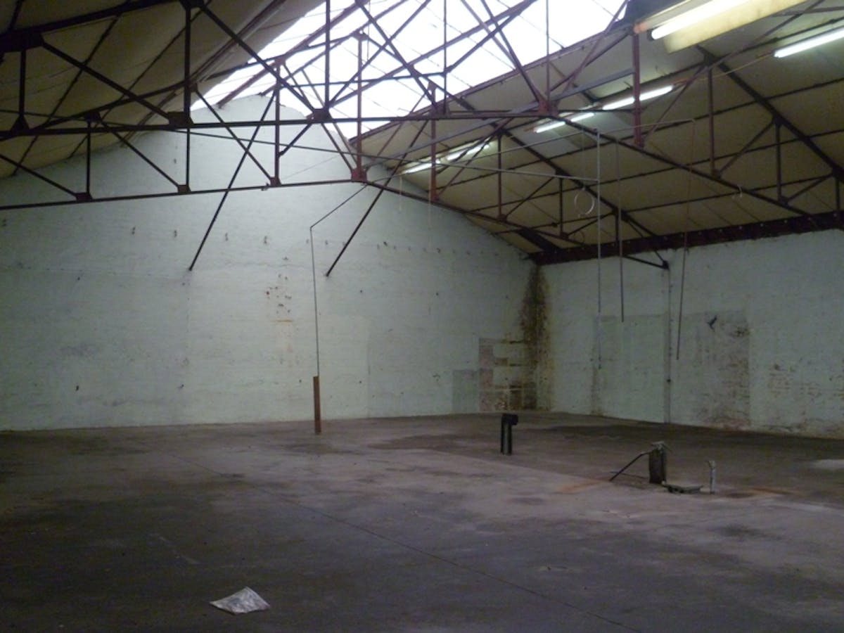 Atelier van ca. 922m² met burelen van ca. 65m². - foto 4