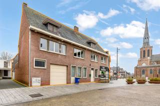 <p><span>Horeca pand met goede visibiliteit & ruim appartement gelegen op de markt van Beringen.</span></p><p><span> </span></p><p><span>Belangrijkste troeven: </span></p><p><span>- Horeca pand 200m²</span></p><p><span>- </span><span>Ruime inpandige garage </span></p><p><span>- </span><span>TOP locatie! </span></p><p><span>- </span><span>Ruim zicht over marktplein </span></p><p><span>- </span><span>Hoekpand met goede visibiliteit </span></p><p><span>- </span><span>Ruim terras </span></p><p><span>- </span><span>5 </span><span>slaapkamers </span></p><p><span> </span></p><p><span>Bekijk zeker ook de grondplannen met de afmetingen. Zo krijgt u van thuis uit al een perfect beeld van wat dit pand te bieden heeft! </span></p><p><span> </span></p><p><span>Wenst u meer info of een vrijblijvende bezichtiging, contacteer dan ons kantoor op het nummer 011 85 15 15 en wij helpen u graag verder. </span></p>