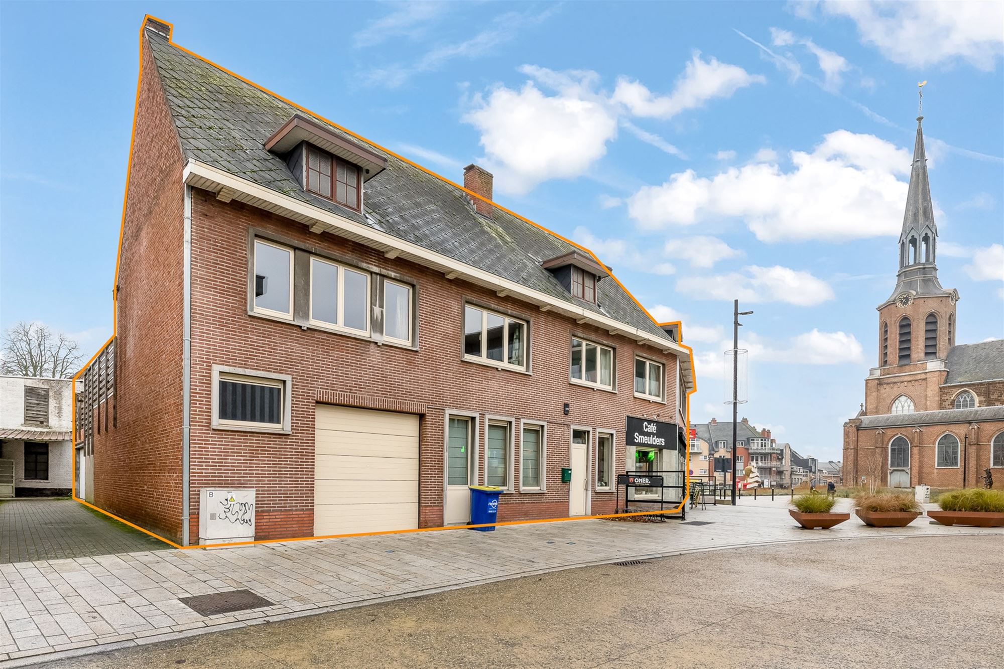 HORECA PAND MET GOEDE VISIBILITEIT EN RUIM APPARTEMENT GELEGEN P DE MARKT VAN BERINGEN - foto 2