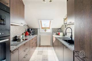 <p>Appartement 1 chambre prêt à emménager, situé dans un quartier calme et privilégié près de De Gavers !</p><p>Vous recherchez un appartement bien entretenu où vous pourrez emménager immédiatement sans souci ? Alors cet appartement lumineux d'une chambre vaut sans aucun doute le détour !</p><p>Agencement<br />Depuis le hall d'entrée, vous accédez au débarras pratique, puis à la salle de bains et à la chambre spacieuse. À l'arrière se trouve le salon lumineux doté d'une cuisine entièrement rénovée, aux finitions de qualité et entièrement équipée, où la cuisine et les moments de convivialité occupent une place centrale.</p><p>Atouts</p><p>* Entièrement prêt à emménager<br />* Cuisine entièrement rénovée et équipée<br />* Contrôle électrique conforme<br />* CPC avantageux<br />* Grand débarras privatif au sous-sol<br />* Possibilité de stationnement juste devant la porte<br />* Emplacement calme<br />* À quelques pas du domaine provincial De Gavers</p><p>Un appartement sans souci bénéficiant d'un emplacement exceptionnel, idéal comme résidence principale ou comme investissement !</p><p>Cet appartement prêt à emménager vous intéresse ? feline@immobeguin.be</p>