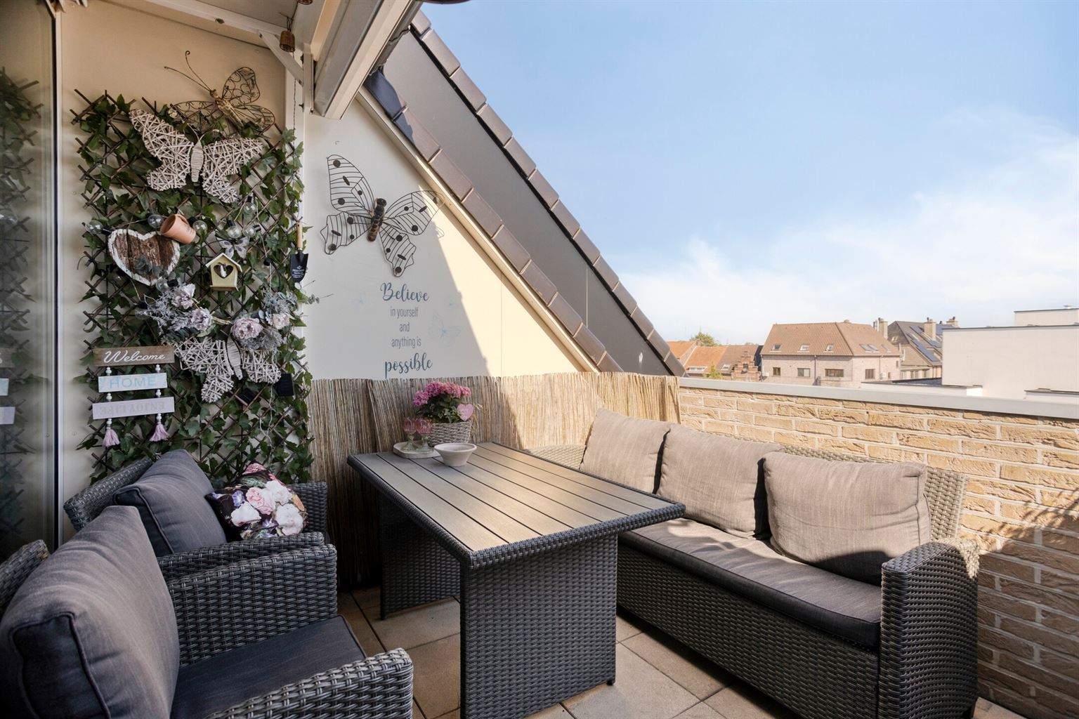 Prachtig duplexappartement met 3 slaapkamers, 2 terrassen en een inpandige garagebox, rustig gelegen op wandelafstand van het centrum van Maaseik. - foto 5