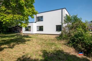 LA MAISON EST COMPOSÉE DE QUATRE CHAMBRES, DEUX SALLES DE BAINS, UN BEAU JARDIN ET UN GARAGEVous entrez dans cette maison à la finition casco par le...