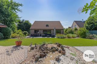 EERSTE BEZOEKDAGEN DINSDAG 25/08 EN WOENSDAG 26/08 VAN 17u TOT 20u (enkel op afspraak!)<br /><br />HOFSTADE - Deze perfect uitgeruste, goed onderhouden woning bevindt zich in een rustige verkaveling te Hofstade. De ligging van dit pand is bijzonder aantrekkelijk met scholen, winkels en horecazaken in de directe omgeving. Daarnaast geniet deze woning van een heel goede bereikbaarheid door de nabijheid van het openbaar vervoer, het station, belangrijke invalswegen en de E40.<br /><br />Naar indeling toe bevindt zich op het gelijkvloers een inkomhal met gastentoilet, een lichtrijke woonkamer, een vernieuwde keuken (2020), een berging, een badkamer, een slaapkamer en een ruime garage die plaats biedt aan twee wagens. De eerste verdieping is momenteel 1 open ruimte maar biedt mogelijkheid tot het creëren van slaapkamers, extra badkamer, hobbyruimte, bureel,... <br /><br />Naar comfort toe beschikt deze woning over centrale verwarming op aardgas, een conforme elektriciteitsinstallatie, zonnepanelen (14), twee thuisbatterijen, dubbele beglazing (hout), airco,...<br /><br />De leuke, onderhoudsvriendelijke tuin is de grootste troef!<br /><br />Kortom, bent u opzoek naar een perfecte uitgeruste woning waar minstens 3 slaapkamers mogelijk zijn, op een goede locatie met tuin? Aarzel dan niet en maak snel uw afspraak: 053/60.65.60<br /><br />De vermelde prijs is een richtprijs. Na ontvangst van de biedingen zal de verkoper beslissen of hij/zij de eigendom verkoopt aan het beste bod. De richtprijs is aldus niet bindend voor de verkoper. Voor meer info kunt u ons contacteren of het reglement raadplegen op onze website.