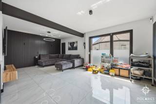 Op zoek naar een instapklare, energiezuinige woning op een toplocatie? Deze volledig gerenoveerde bel-etagewoning in het centrum combineert hedendaags wooncomfort met een gunstig EPC-label B. Winkels, scholen, openbaar vervoer en alle dagelijkse voorzieningen bevinden zich op wandelafstand.<br />De woning werd in 2023 volledig gerenoveerd. Zo werden onder meer de elektriciteit vernieuwd, nieuwe vloeren geplaatst, een moderne keuken en stijlvolle badkamer geïnstalleerd en een nieuwe condenserende gasketel voorzien. U geniet dus van een zorgeloze, instapklare woning met een laag energieverbruik.<br /><br />Indeling<br />Op het gelijkvloers vindt u een ruime inkomhal met gastentoilet en toegang tot de inpandige garage.<br />De eerste verdieping beschikt over een lichtrijke leefruimte met grote raampartijen, een gezellige eetruimte en een volledig uitgeruste keuken.<br />Op de tweede verdieping bevinden zich drie volwaardige slaapkamers en een moderne badkamer met inloopdouche.<br />De ruime zolder biedt extra opbergruimte.<br /><br />Buiten geniet u van een gezellige, privatieve tuin waar u in alle rust kunt ontspannen.<br /><br />Troeven:<br />EPC B – energiezuinig / volledig gerenoveerd in 2023 / elektriciteit conform / nieuwe condensatieketel op gas / inpandige garage / handige zolder / gezellige tuin met veel privacy / centraal gelegen. <br /><br />Absoluut een bezoek waard! Interesse? <br />Contacteer Noémi via 0487 26 33 96 of noemi@polares.eu voor meer informatie of een bezoek.