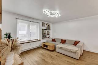 <p>Bent u op zoek naar <strong>een ruim en instapklaar appartement </strong>op een centrale ligging? Dan is dit <strong>volledig gerenoveerde appartement van maar liefst 108 m² </strong>zeker een bezoek waard! Het appartement bevindt zich op een uitstekende locatie, op wandelafstand van het station en het centrum van Liedekerke, met vlotte verbindingen naar omliggende steden en alle nodige voorzieningen binnen handbereik. Bij het betreden van het appartement komt u in de inkomhal, die toegang biedt tot de verschillende ruimtes. Op het gelijkvloers bevindt zich <strong>een garage</strong> die momenteel ingericht is als schoonheidssalon, ideaal voor zelfstandige activiteit of eenvoudig terug om te vormen tot garage. Verder beschikt het appartement over <strong>een lichtrijke en ruime woonkamer </strong>met een open, volledig uitgeruste leefkeuken – de perfecte plek om te ontspannen of gasten te ontvangen. Via de nachthal bereikt men <strong>de twee ruime slaapkamer</strong> en de moderne badkamer. <strong>Elektriciteit conform</strong> - Dubbel glas PVC - Dak vernieuwd + geïsoleerd - Vloer geïsoleerd - Centrale ligging. Kortom, een ruim en praktisch ingedeeld appartement op een toplocatie! (Maatregelen opgenomen in het maatregelenregister: neen)</p>
