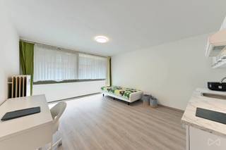 Op zoek naar een praktische en lichtrijke studio in Leuven, interessant voor eigen bewoning of als investering? Deze gelijkvloerse studio in de Maria Van Belstraat combineert een aangename woonruimte met een uitstekende bereikbaarheid.<br /><br />De ligging is een belangrijke troef, in het gegeerde Nieuw Kwartier. Dankzij de nabijheid van de Leuvense stadsring zijn zowel het stadscentrum als de belangrijkste invalswegen vlot bereikbaar. Ook met de fiets of het openbaar vervoer verplaatst u zich eenvoudig doorheen Leuven. Winkels, supermarkten, onderwijsinstellingen en sportfaciliteiten, waaronder het Sportkot, bevinden zich bovendien in de nabije omgeving.<br /><br />Binnen valt meteen de mooie lichtinval op. De grote raampartijen geven de studio een open en aangenaam gevoel en zorgen ervoor dat de beschikbare oppervlakte optimaal tot haar recht komt. Dankzij de ligging op het gelijkvloers is de studio bovendien gemakkelijk toegankelijk.<br /><br />De studio vormt zo een interessante opportuniteit voor starters, studenten of ouders die op zoek zijn naar een eigen plek voor hun studerende zoon of dochter, maar kan eveneens interessant zijn voor investeerders die op zoek zijn naar vastgoed op een strategische locatie in Leuven.<br /><br />Benieuwd naar de mogelijkheden van deze studio? Contacteer ons voor meer informatie of plan uw bezoek ter plaatse.