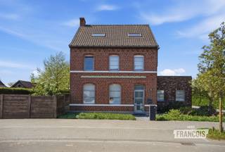 Op zoek naar een ruime gezinswoning met karakter, mogelijkheden en een royale buitenruimte? Deze alleenstaande woning in de Eikhoekstraat in Westvleteren biedt maar liefst 250m² bewoonbare oppervlakte op een perceel van 2.836m².<br /><br />De woning werd oorspronkelijk gebouwd in 1948 en doorheen de jaren aangepast. Op het gelijkvloers vind je een inkomhal, woonkamer met zicht op de tuin, keuken, badkamer, wasplaats, apart toilet en verschillende buitenbergingen. De eerste verdieping omvat een nachthal, drie slaapkamers, een overloop met mogelijkheid tot dressing of bureauruimte en een toilet. Via een vaste trap bereik je het tweede verdiep met twee extra slaapkamers, een nachthal en zolderruimte. Daarnaast beschikt de woning over een kelder, dubbele garage en bijzonder veel bergruimte, ideaal voor een zelfstandige of wie extra opslag nodig heeft.<br /><br />Ook energetisch werd doorheen de jaren geïnvesteerd, met onder meer 20 zonnepanelen, een zonneboiler, thuisbatterij, regenwaterput van 15.000 liter en vernieuwde gasverwarming. Het hoofddak werd vernieuwd in 2006 en dankzij EPC-label D is er geen renovatieplicht. De ruime tuin en weide achteraan zorgen voor een landelijke sfeer en volop buitenruimte.<br /><br />Deze woning is beschikbaar vanaf Januari 2028. <br /><br />Wil je deze woning te koop in Westvleteren zelf ontdekken? Vraag je bezoek aan bij Manon van Immo Francois. Ze staat voor je klaar in Poperinge, Heuvelland, Vleteren en Mesen.<br /><br />Denk je eraan om je woning te verkopen? Neem vrijblijvend contact op met Manon van Immo Francois in Poperinge voor een gratis schatting via manon@immofrancois.be.<br /><br />