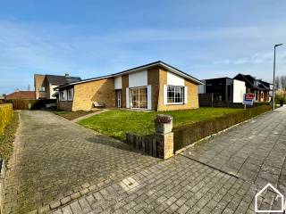 Deze volledig gelijkvloerse woning biedt comfort en ruimte, ideaal voor wie graag alles op één niveau wenst.Bekijk zeker ook de vastgoedvideo via...