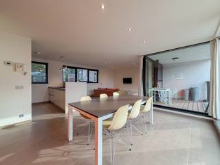 Dit <strong>LICHTRIJKE </strong>en <strong>GEZELLIG APPARTEMENT </strong>is te vinden in het centrum van Oudenaarde, dichtbij scholen, invalswegen, winkelketens... Door de aanwezigheid van de <strong>VELE </strong>en <strong>GROTE RAAMPARTIJEN </strong>geniet u van <strong>VEEL</strong> <strong>LICHTINVAL</strong>. Het appartement beschikt over <strong>LICHTARMATUREN </strong>en <strong>GORDIJNEN</strong>.<br /><br />De indeling gaat als volgt; inkomhall, afzonderlijk toilet, berging, <strong>LICHTRIJKE WOONKAMER </strong>met open keuken<strong>, 2 SLAAPKAMERS</strong>, badkamer, <strong>ZONNIG TERRAS, INPANDIGE GARAGE</strong> en kelderberging. Daarbij is er een gemeenschappelijk berging voor de vuilbakken en heeft het appartement 2 hangplaatsen voor fietsen.<br /><br /><strong>Adres:</strong> Verdurestraat 6 bus 0202, Oudenaarde<br />Beschikbaar vanaf 1 januari 2027<br />Huurprijs: €910,00/maand + €90,00/syndic<br />EPC: B label