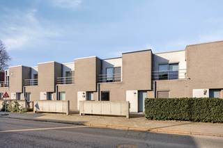 Op zoek naar een moderne en lichtrijke woning? Dan kan deze woning precies zijn wat u zoekt.We betreden de woning via de inkomhal met apart...