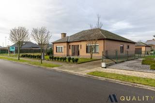 Deze rustig gelegen en goed onderhouden bungalow bevindt zich op wandelafstand van het centrum van Sint-Amands en de oevers van de Schelde. De...