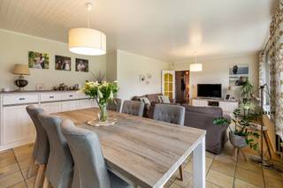 Maison favorablement située et économe en énergie (PEB B, 196kWu/m² malgré un chauffage au mazout) avec une vue magnifique sur les champs environnants.<br /><br />Cette maison est entièrement sous-sol et avec la grande dépendance, elle offre de nombreuses possibilités. Pensez à un espace indépendant pour le stockage de marchandises et/ou de matériaux.<br /><br />L'espace commercial, la buanderie et la salle de douche ont été construits en 1996 et peuvent également être utilisés comme espace de pratique.<br /><br />Disposition:<br />Hall d'entrée avec toilettes, espace de vie et salle à manger, cuisine avec véranda et pergola attenantes, espace commercial/pratique (+/- 33m²), buanderie, escalier vers le sous-sol, salle de douche avec toilettes.<br />Palier avec 3 chambres et une salle de bains.<br /><br />Sous-sol entièrement aménagé avec une large porte extérieure sur le côté de la maison, cuisine, bureau et plusieurs espaces de stockage.<br /><br />Détails:<br />- dépendance de +/- 95m²<br />- 54 panneaux solaires et 3 onduleurs SMA Sun Boys<br />- partiellement rénové en 2016<br />- alarme