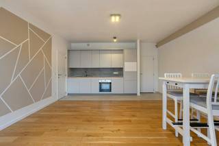 Gelegen in een gegeerde residentiële wijk van Anderlecht, biedt dit lichtrijke appartement met 3 slaapkamers ruime leefruimtes en een unieke buitenruimte.<br /><br />Het appartement is als volgt ingedeeld:<br />- Leefruimte: Inkomhal met vestiaire en apart toilet, ruime leefruimte badend in natuurlijk licht met volledig uitgeruste open keuken (ingebouwde koelkast, oven, kookplaat en vaatwasser).<br />- Uitzonderlijk terras (99 m²): Dit immense privatieve terras is toegankelijk vanuit de leefruimte en de slaapkamers en biedt een heerlijke buitenruimte om te ontspannen, met aangename lichtinval tot het einde van de dag.<br />- Nachthal: 3 mooie en comfortabele slaapkamers en 2 volledig uitgeruste badkamers:<br />- 1ste badkamer met ligbad, dubbel lavabomeubel en tweede toilet.<br />- 2de eigentijdse douchekamer met enkele lavabo.<br />- Beveiligde binnenparking in de ondergrondse verdieping (nr. 2) op -1: niet inbegrepen in de prijs (verplichte aankoop).<br />- Kelder (nr. 24) op -1.<br /><br />Het uitzonderlijk grote terras voelt aan als een stukje tuin. Ondanks de noordelijke oriëntatie kan je toch genieten van een mooie avondzon en van een zeer aangenaam lichtinval in het appartement.<br /><br />Vraagprijs: 349.000 EUR + 25.000 EUR (staanplaats)<br /><br />Bestemming: woongebied<br />Onroerend goed ingeschreven op de bewaarlijst / beschermd / procedure tot inschrijving of bescherming lopende: neen<br />Verkavelingsvergunning: neen<br />Onroerend goed gelegen in een voorkooprechtperimeter: neen<br />Voorkeurrecht voor de huurder: neen<br /><br />Wenst u dit appartement te bezichtigen? doe een aanvraag via www.dewaele.com of neem contact op met Danielle Kaluza via 0791 27 21 88. <br />